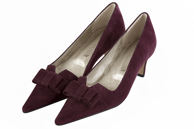 Wine red women's dress pumps, with a knot on the front. Pointed toe. Medium slim heel. Front view - Florence KOOIJMAN